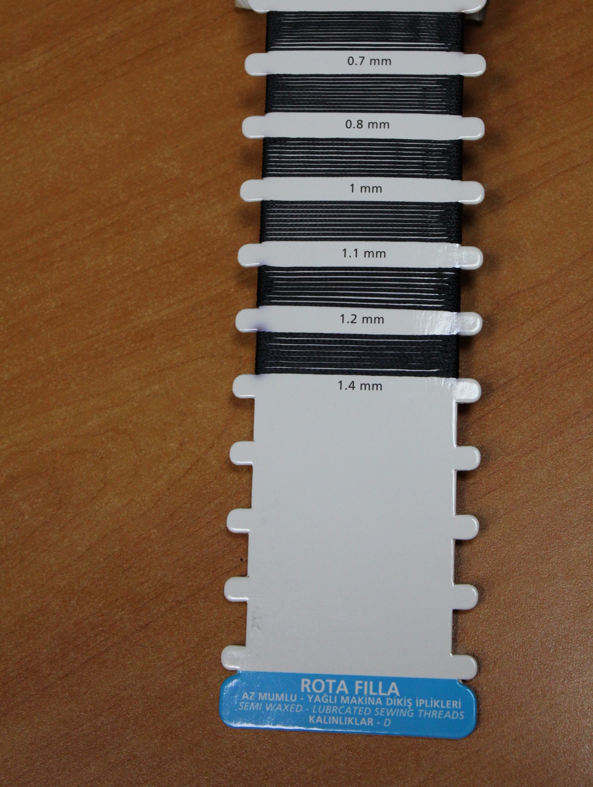 Az mumlu, simli ve yağlı makina dikiş iplikleri